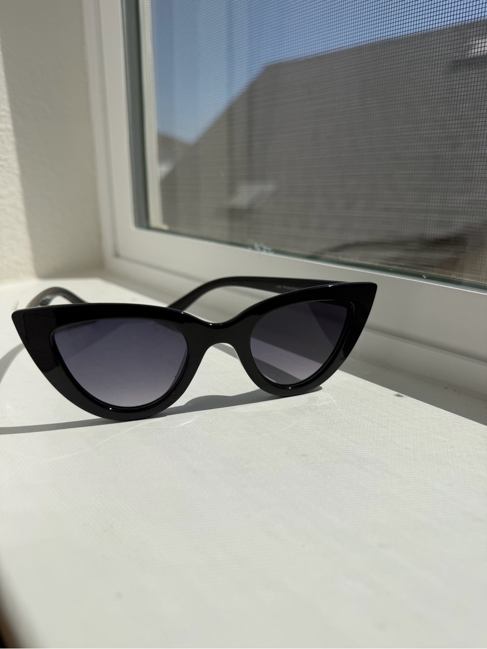 Black Cat-Eye Women's Sunglasses - Le specs